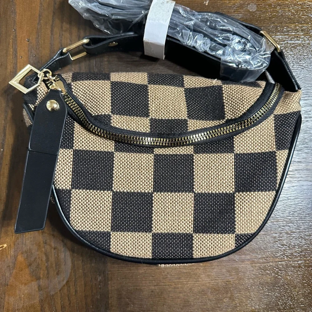 Crosbady‎ with wallet